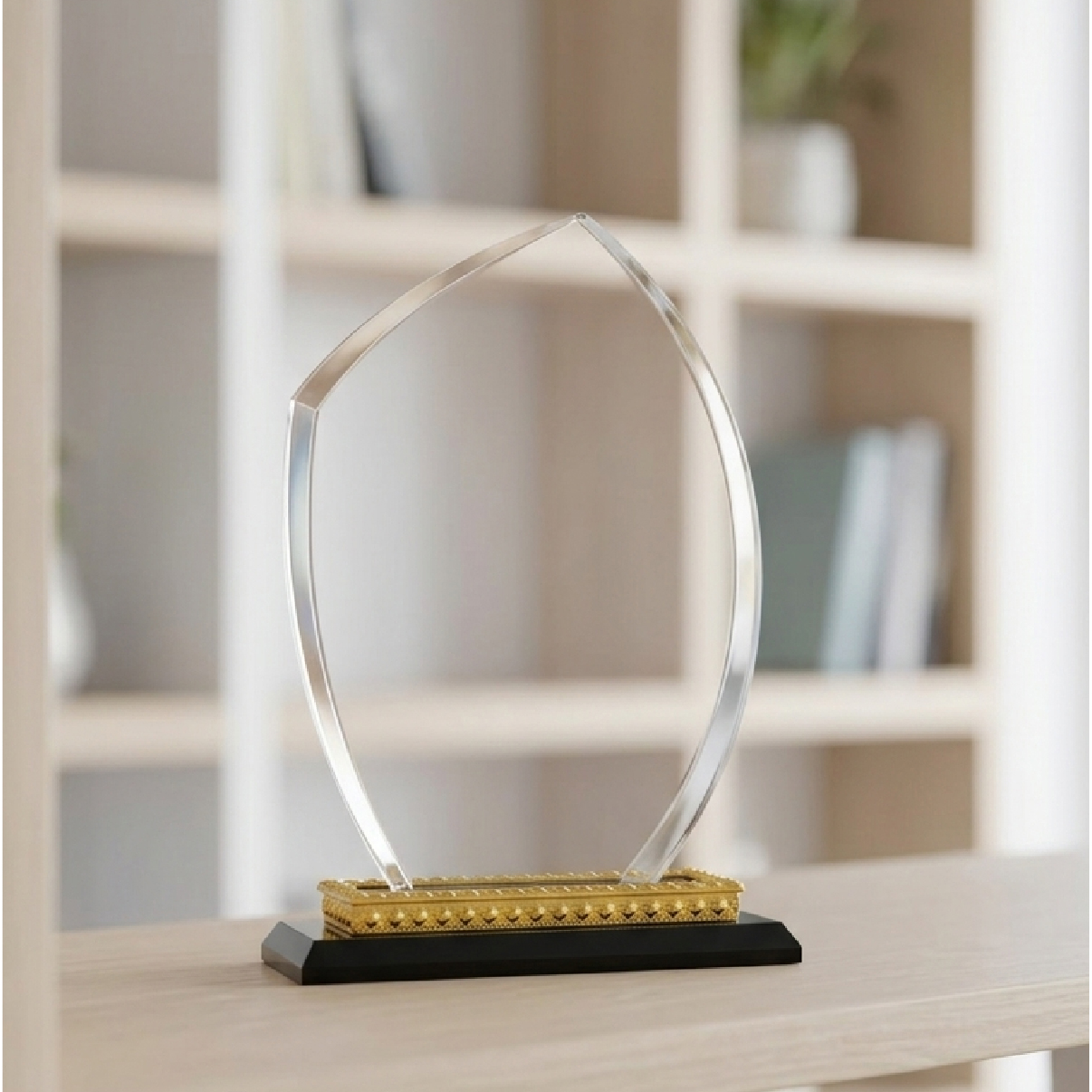 درع كريستال دمعة صغير اسود وذهبي 3621-4